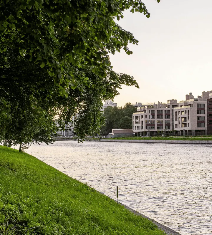 Vue d'un quartier le long d'un fleuve et proche parc.
