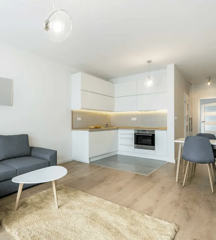 Intérieur d'appartement meublé, les couleurs sont clairs et l'appartement est lumineux.