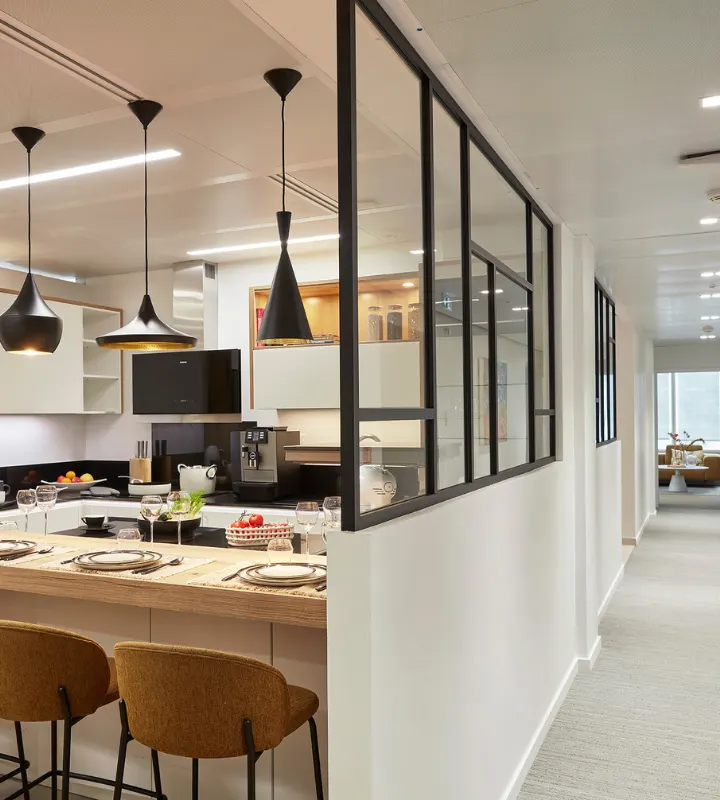 Le Showroom Kaufman & Broad du Nord-Est, à Courbevoie avec un plan montrant la cuisine ouverte ainsi que le couloir.