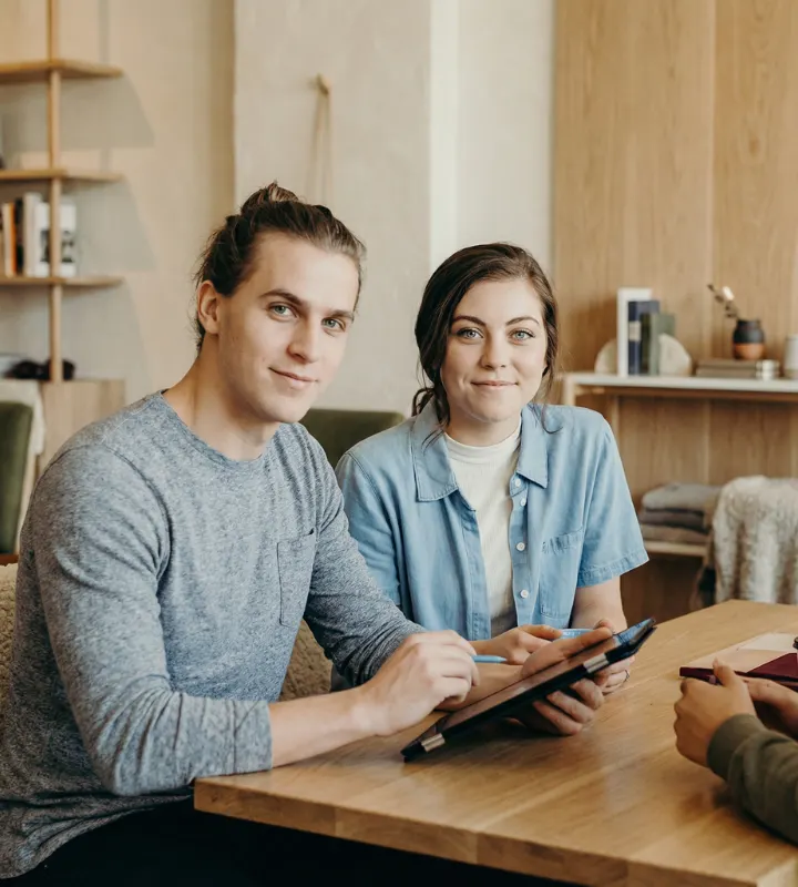 Un jeune couple d'investisseur