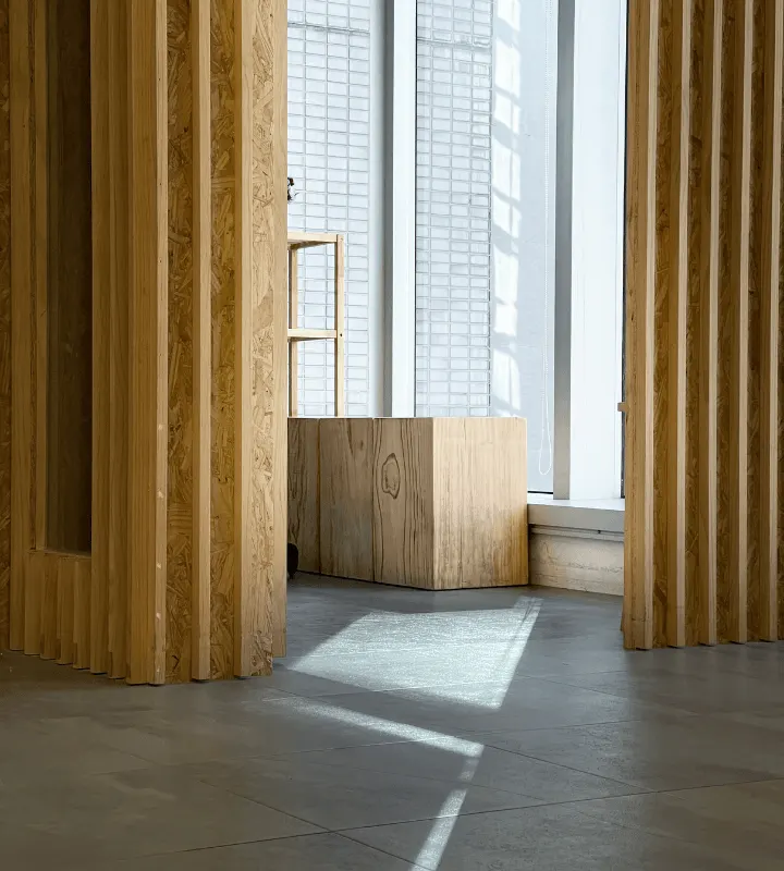 Architecture en bois dans un bâtiment lumineux.