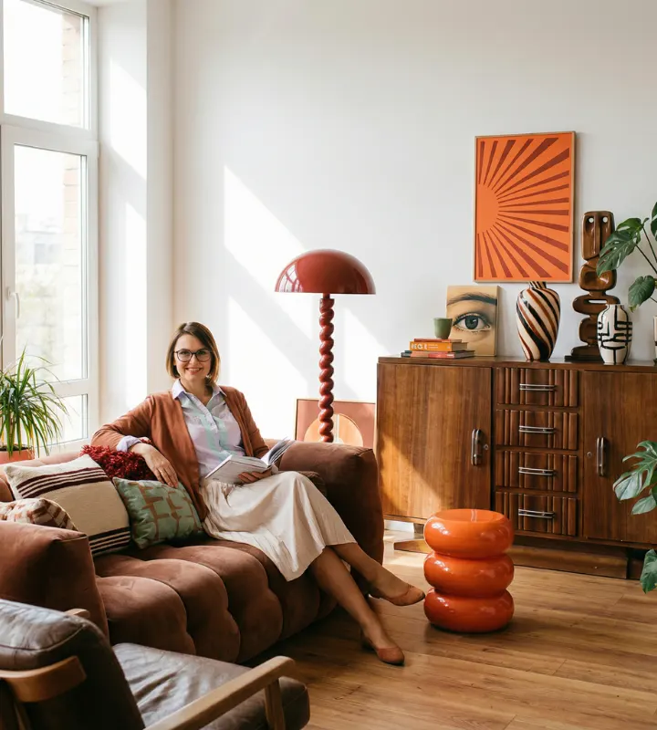 Une femme assise sur un canapé