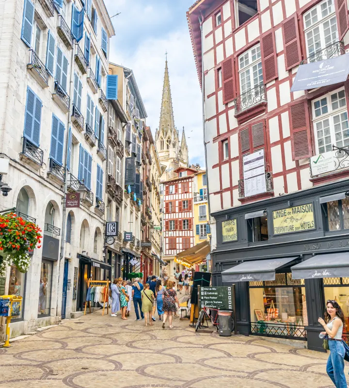 Ville de Bayonne, rue passante.