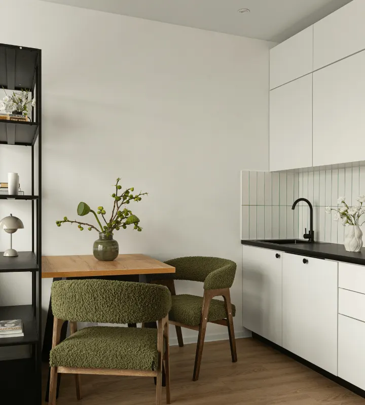 Cuisine avec une table en bois et quelques éléments de décoration.