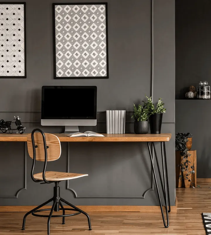 Un bureau en bois aménagé avec des plantes.