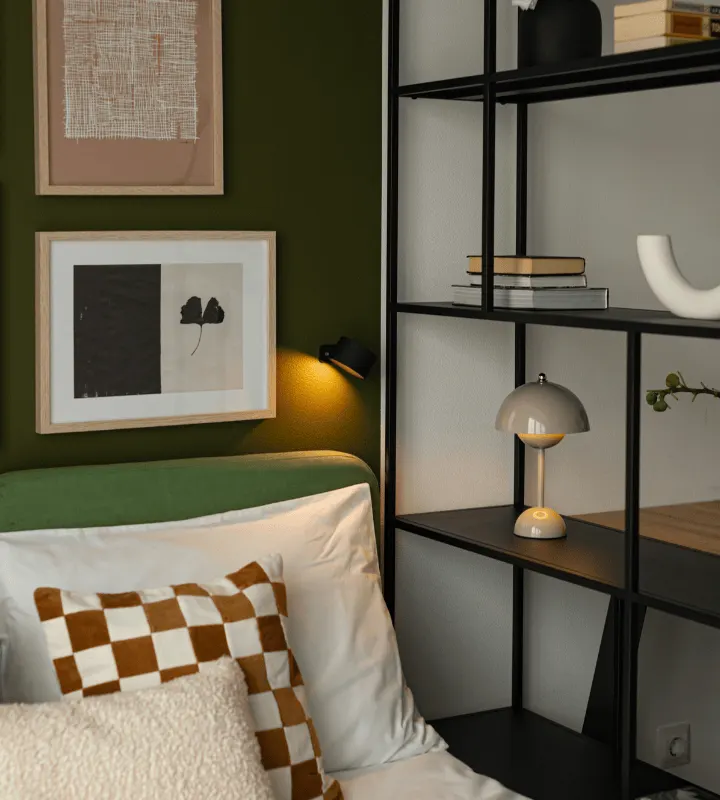 Chambre contemporaine avec étagère et différents cadres.