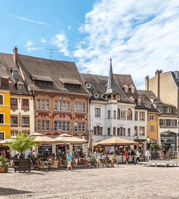 Centre ville authentique avec un ciel bleu.