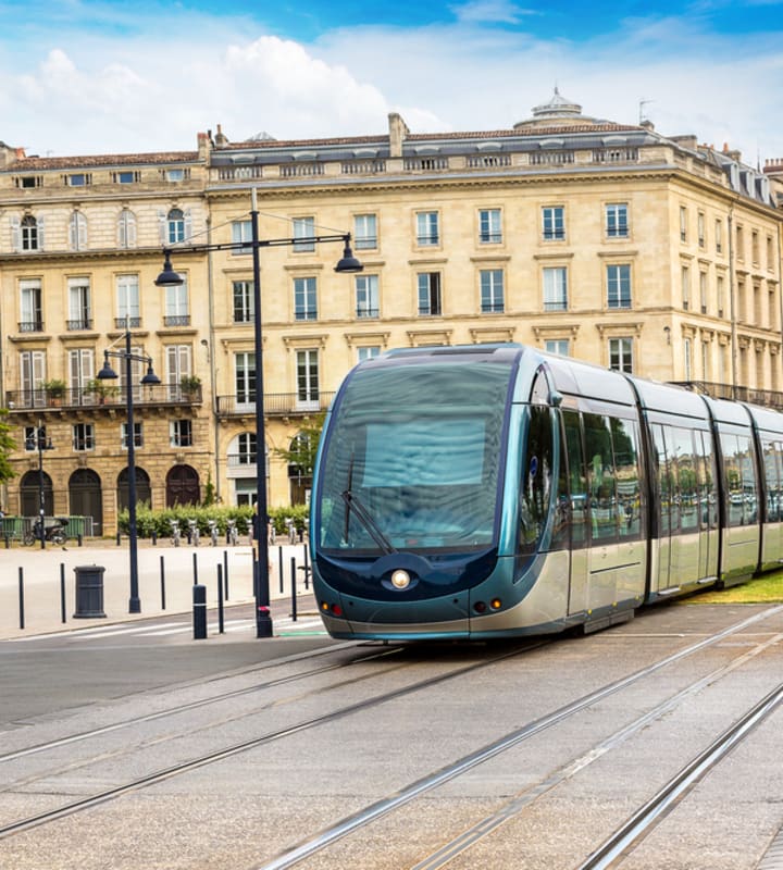 Tramway urbain moderne à Bordeaux lors d'une journée d'été.