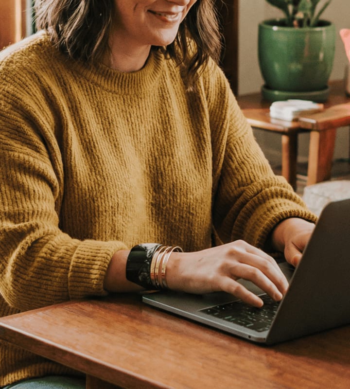 Une femme qui travaille devant un ordinateur