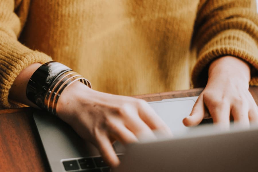 Femme sur un ordinateur  qui fait des recherches.