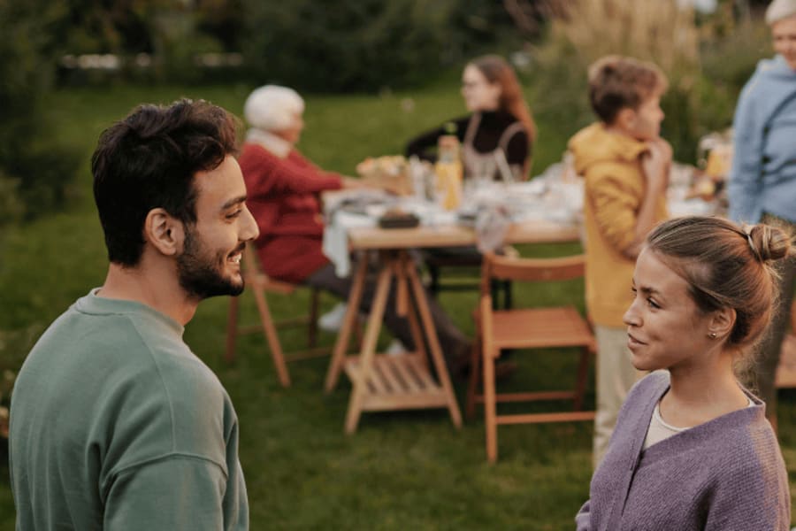 Discussion entre un homme et une femme en famille.