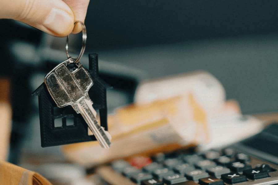 Calculatrice et clé d'appartement.