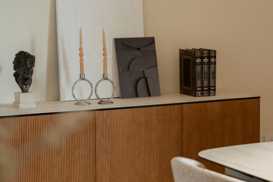 Salon avec meuble en bois et differente deco