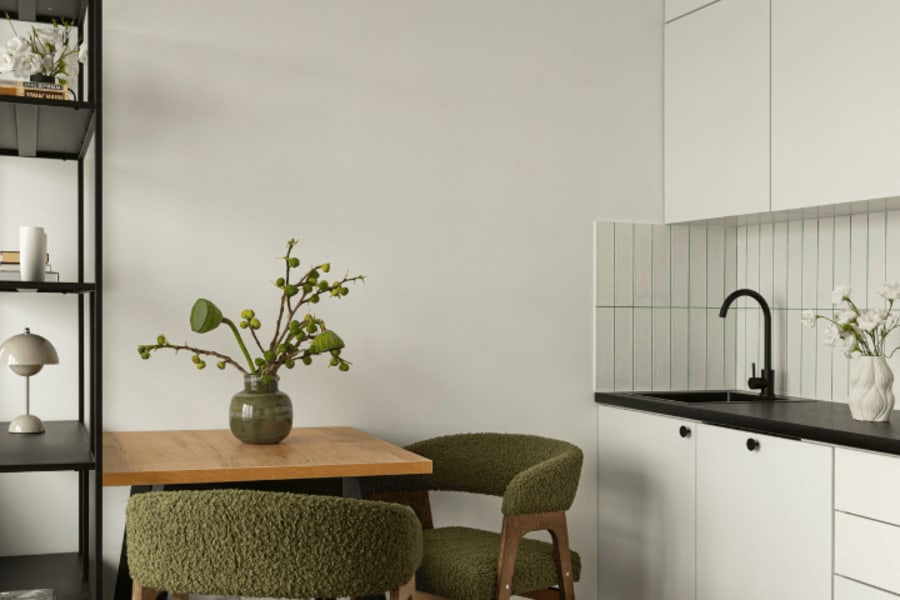 Cuisine avec une table en bois et quelques éléments de décoration.