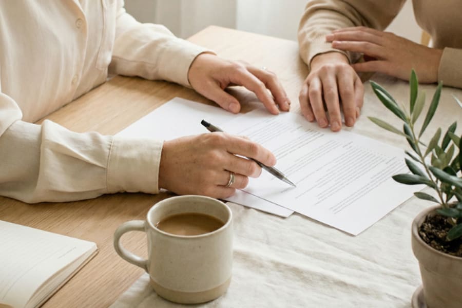 Des personnes signant un contrat