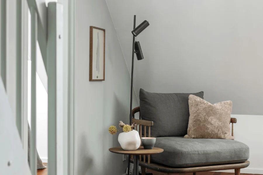 Fauteuil gris devant un escalier