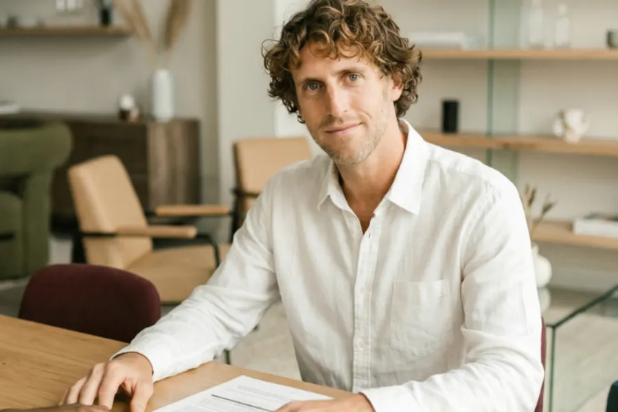 Un homme devant un contrat immobilier