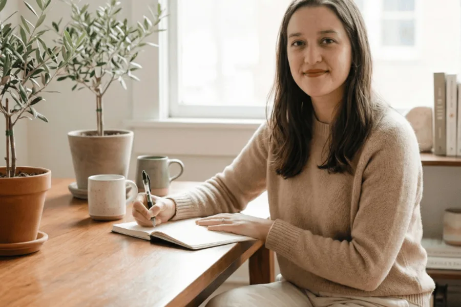 Jeune femme assise devant son bureau