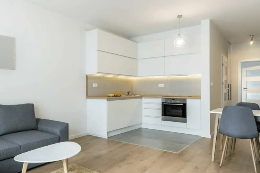 Intérieur d'appartement meublé, les couleurs sont clairs et l'appartement est lumineux.