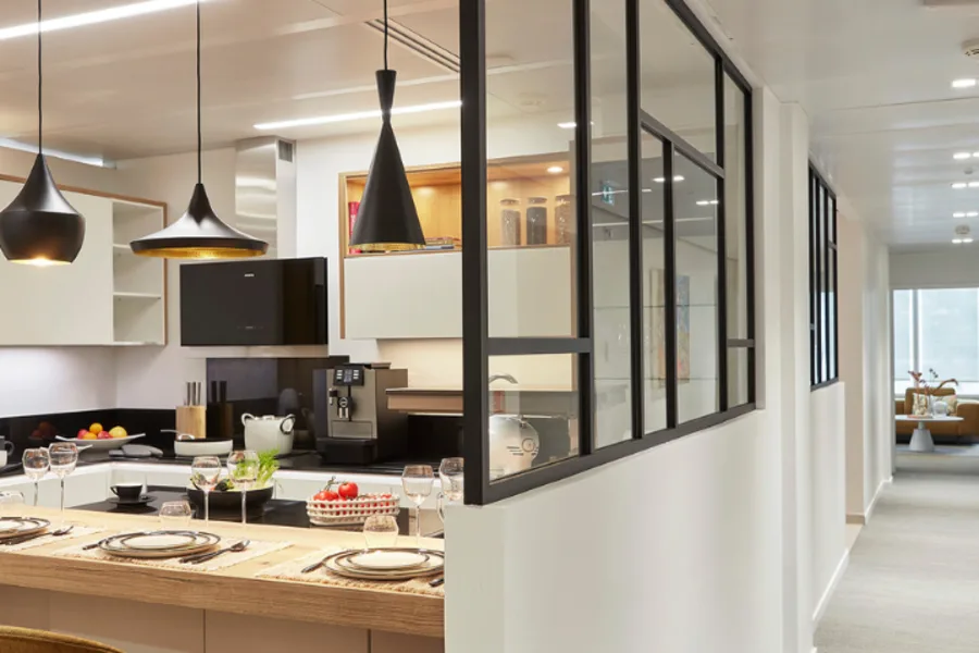 Le Showroom Kaufman & Broad du Nord-Est, à Courbevoie avec un plan montrant la cuisine ouverte ainsi que le couloir.