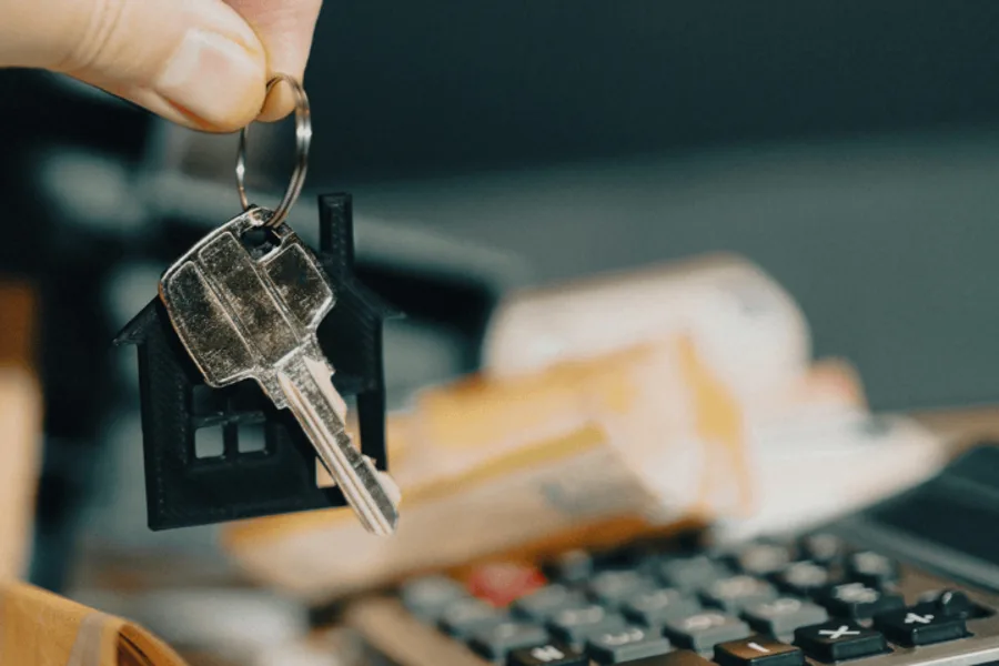 Calculatrice et clé d'appartement.