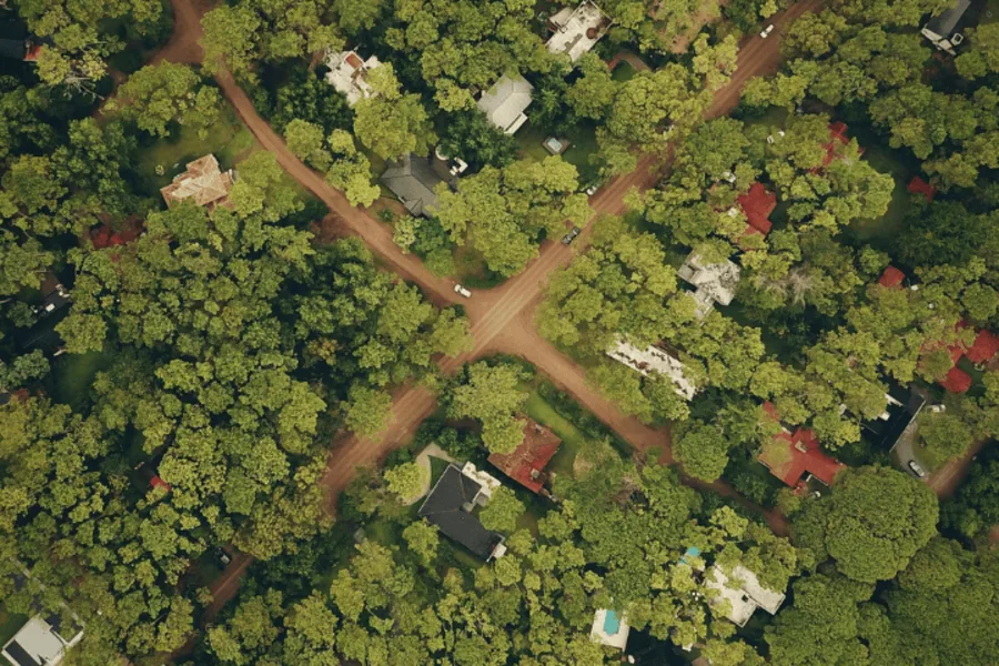 Photo vue aérienne ville arborée.

