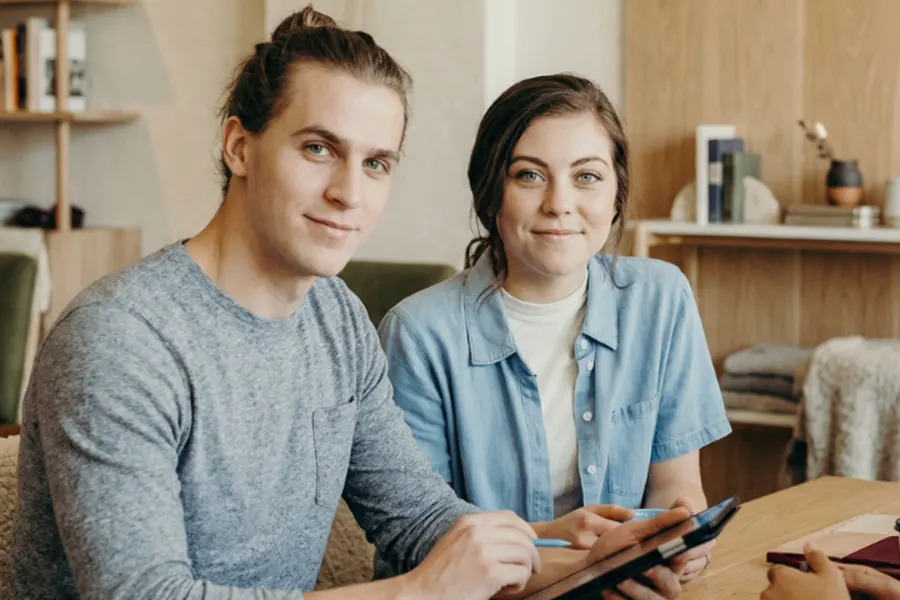 Un jeune couple d'investisseur