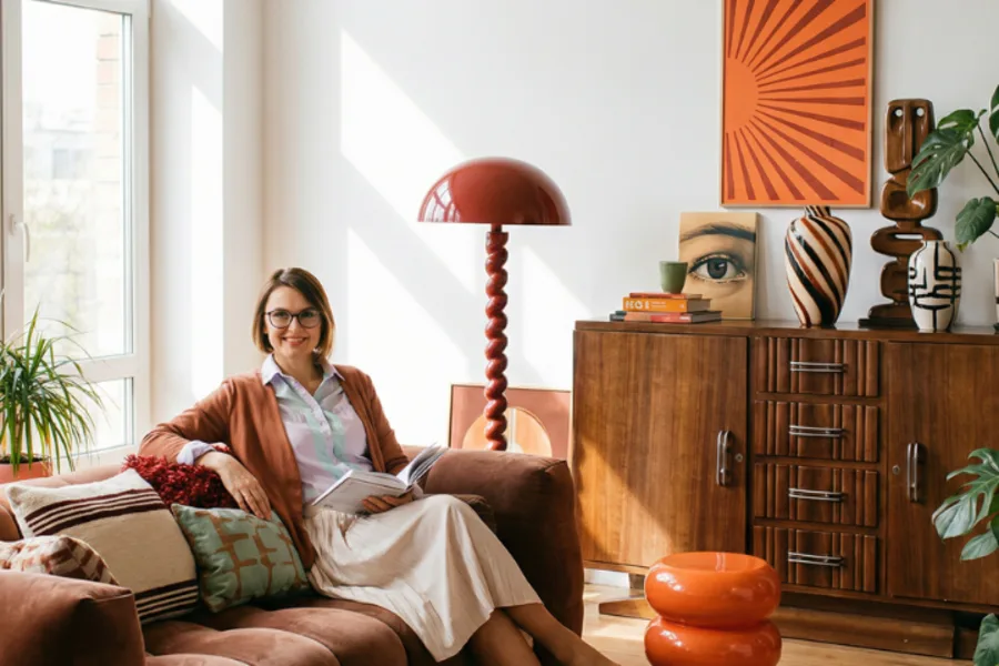 Une femme assise sur un canapé
