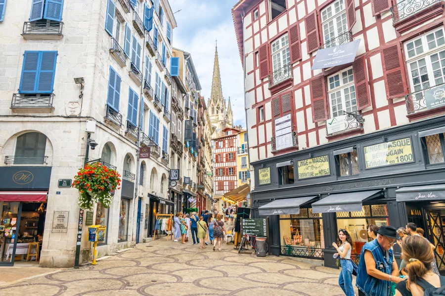 Ville de Bayonne, rue passante.