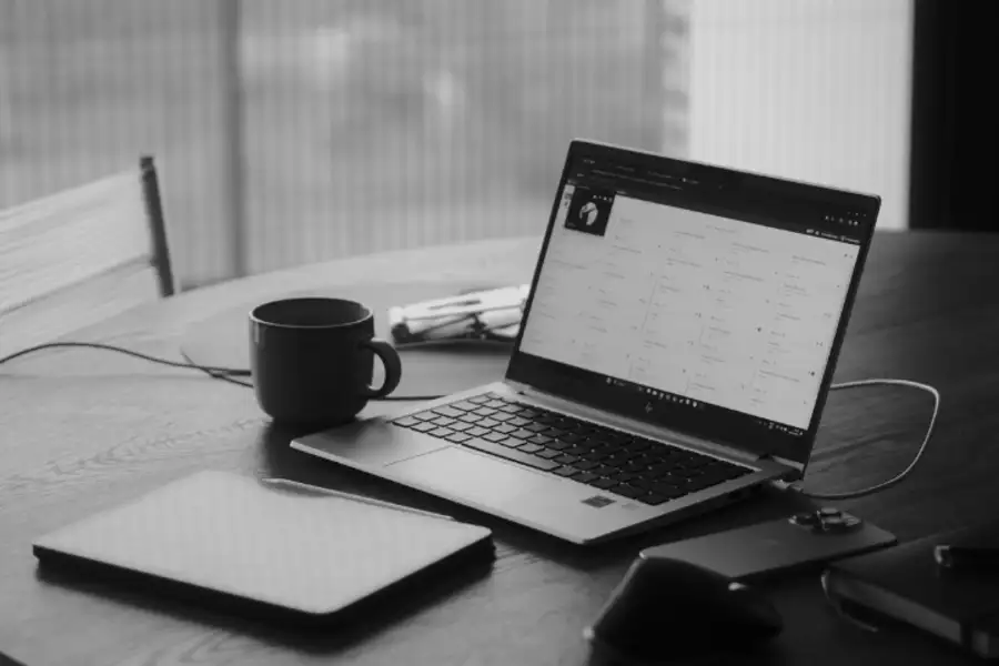 Image noir et blanc avec ordinateur sur une table