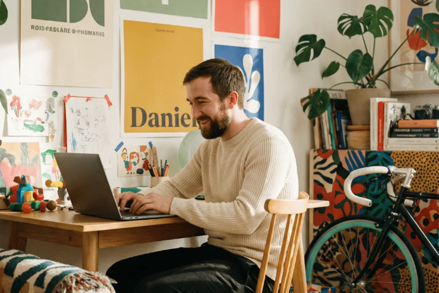 Jeune homme devant son ordinateur 