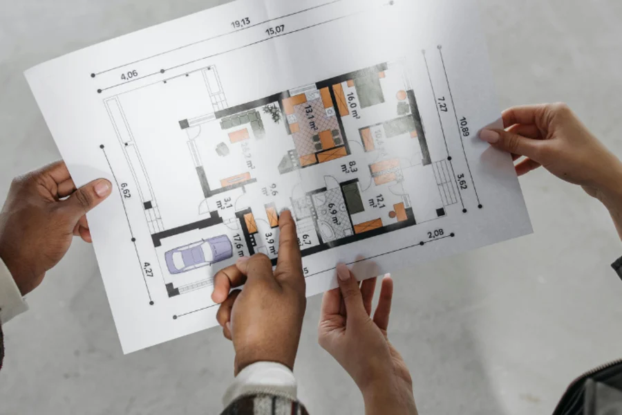 Deux personnes étudient un plan immobilier.