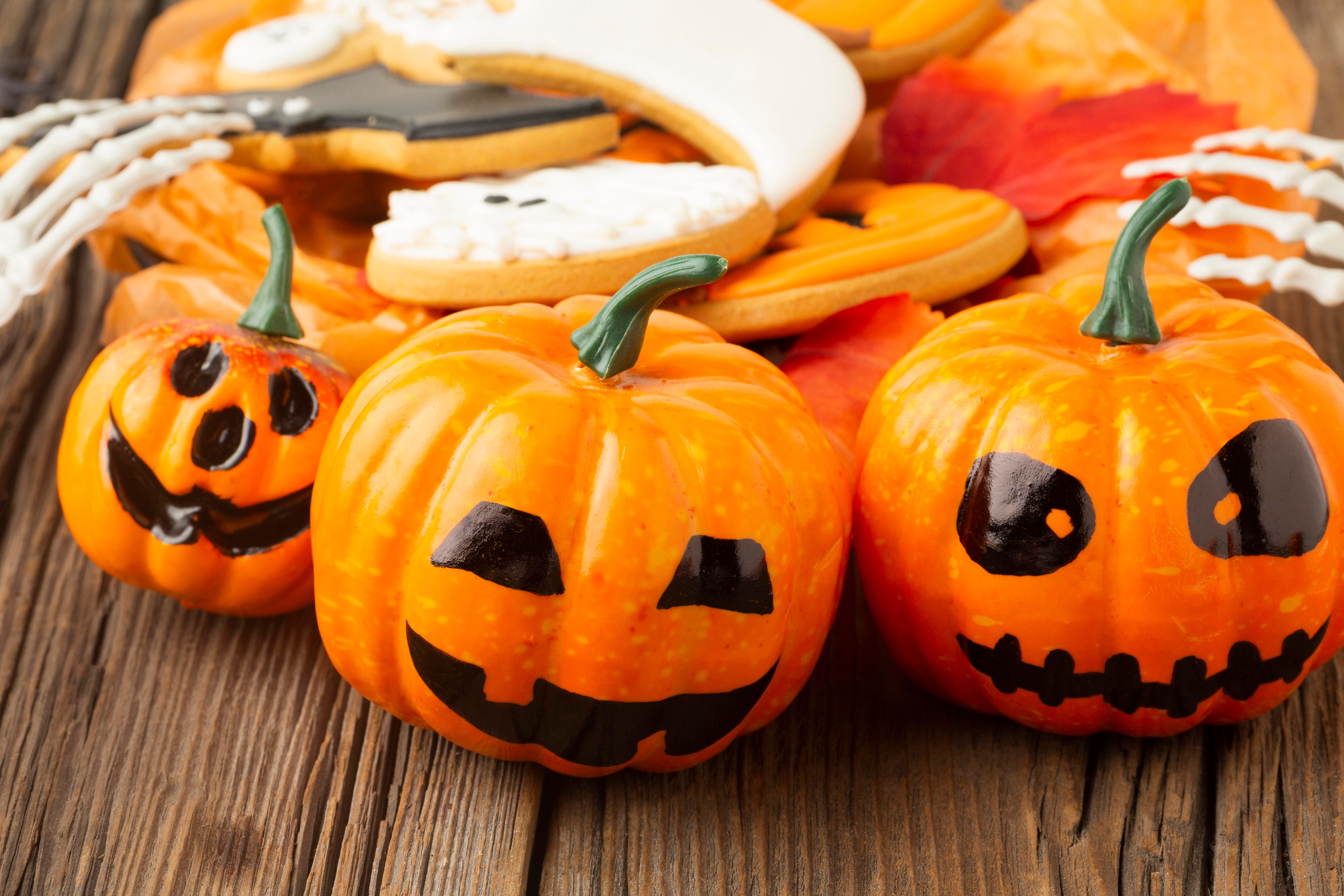 photo close-up creepy halloween pumpkins