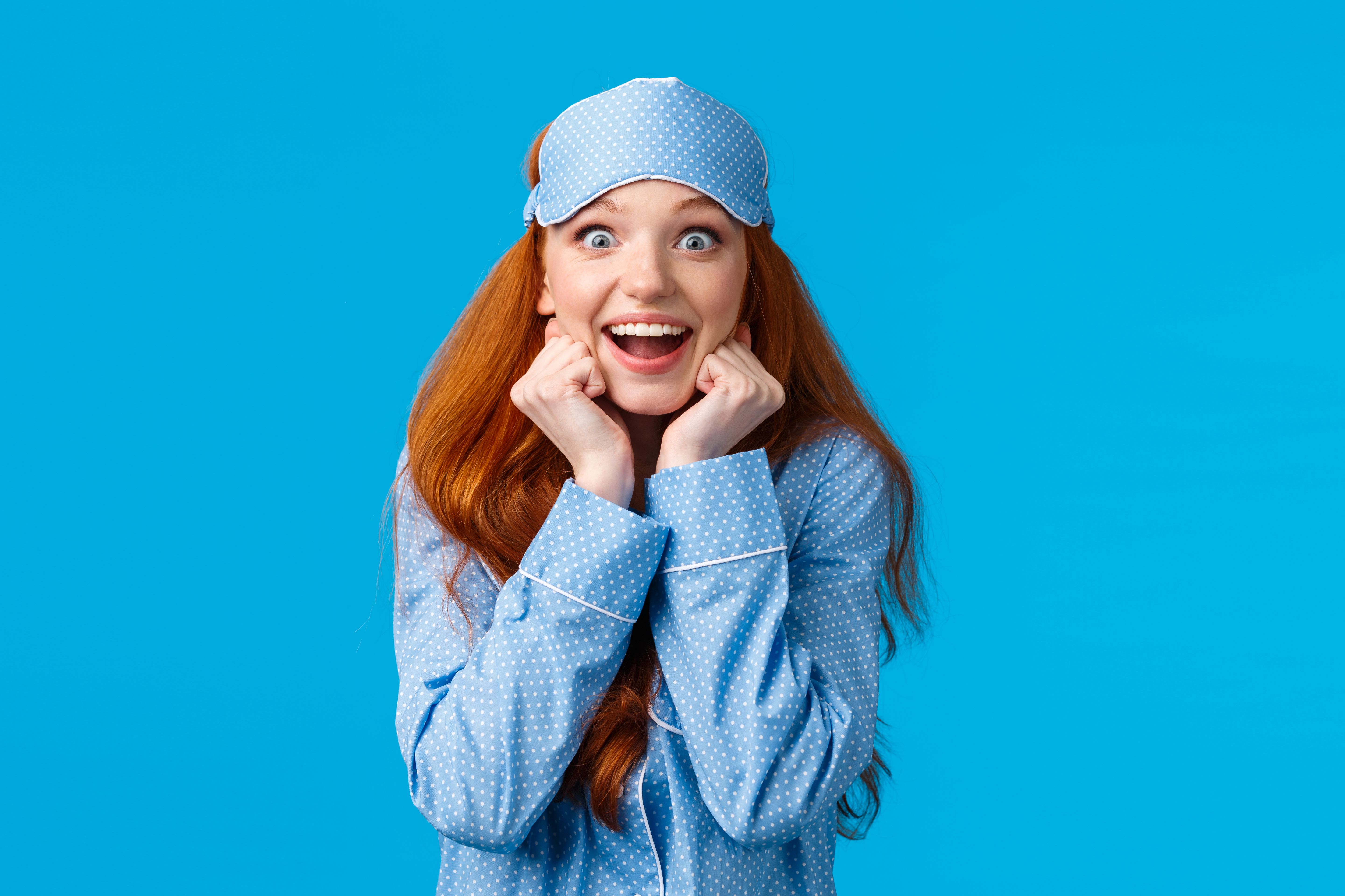 Photo portrait of a smiling young woman against blue background