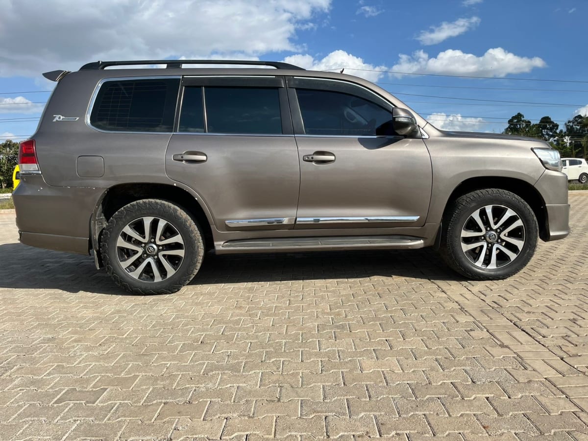 TOYOTA LANDCRUISER V8