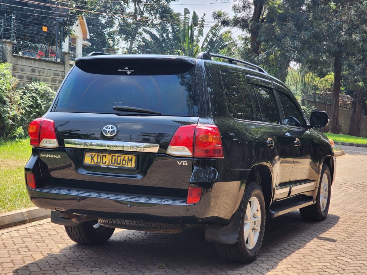 TOYOTA LANDCRUISER SAHARA V8