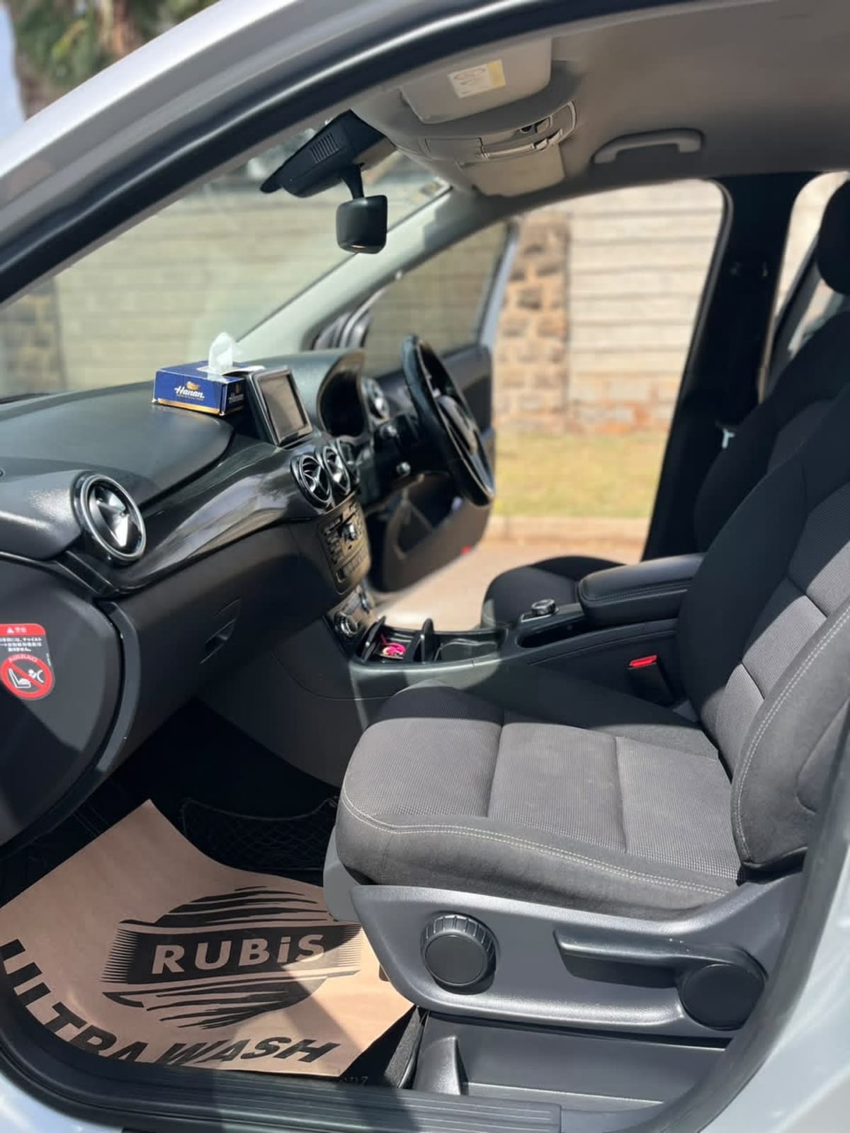Mercedes Benz  B180