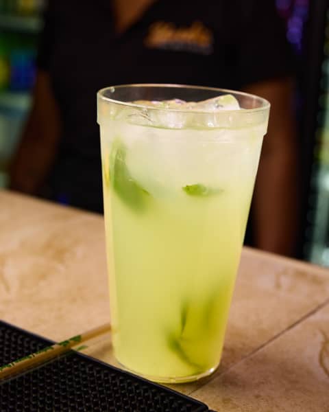 Mojito de limón en la barra de Yardis General Anaya
