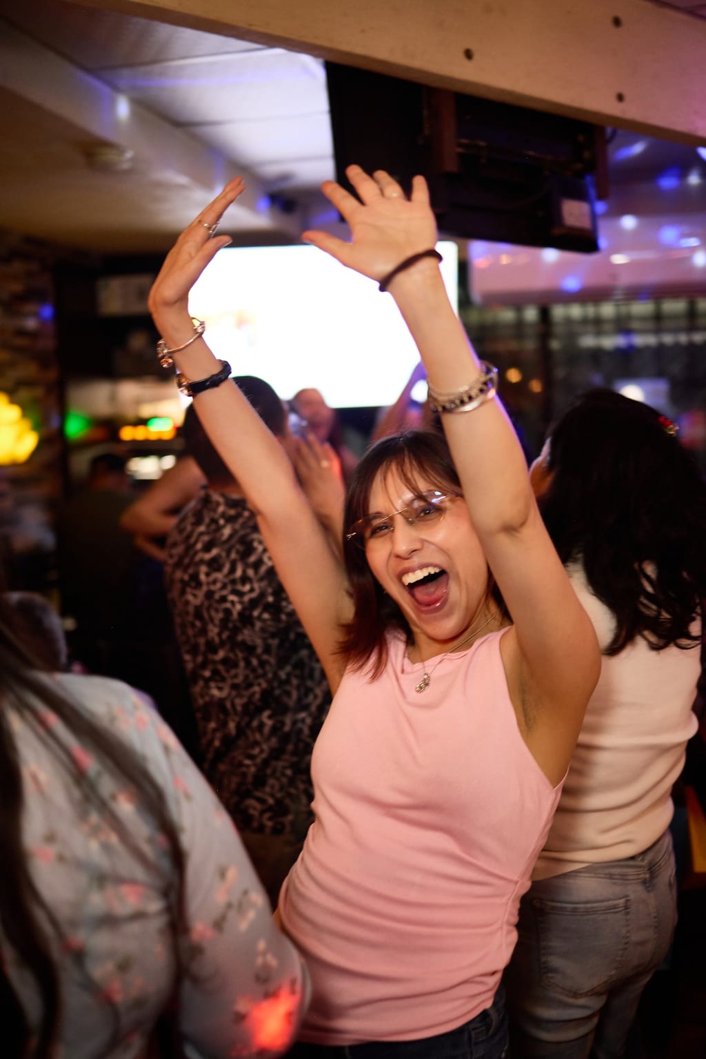 Clientes disfrutan una noche de karaoke y fiesta en Yardis General Anaya