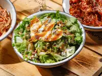 Ensaladas frescas para complementar tu barra de pizza en eventos