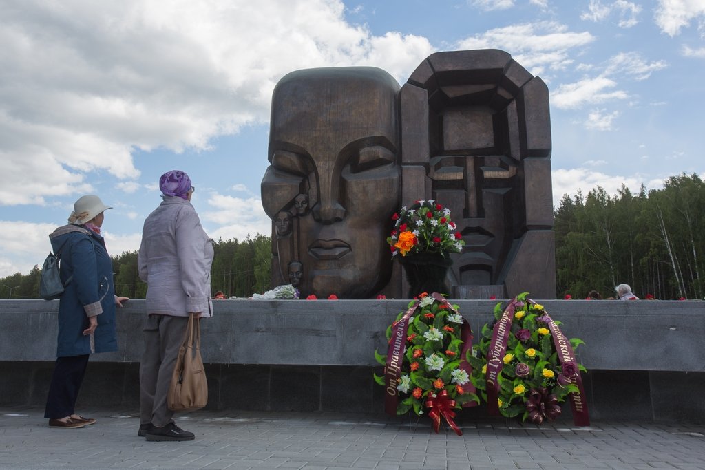 Памятник сталинским жертвам. Мемориал жертвам сталинских репрессий в Екатеринбурге. Мемориал памяти репрессированных в Екатеринбурге. Мемориал жертв политических репрессий на 12 км Екатеринбург. 12 Км Московского тракта Екатеринбург мемориал.