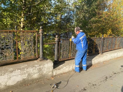 По улице Строителей в Нижней Туре завершаются работы по восстановлению ограждения