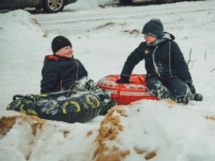 Верхом на бубликах и ватрушках: эксперт по спортивной медицине предостерег уральцев от травм во время зимних забав