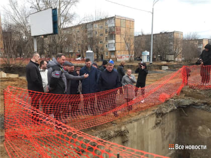 Экскаватор в яме и окна под замену: как продвигается затяжная реконструкция Октябрьской революции
