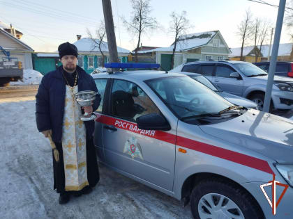 В Свердловской области сотрудников Росгвардии продолжают принимать участие в крещенских купаниях и поздравления от священнослужителей (видео)