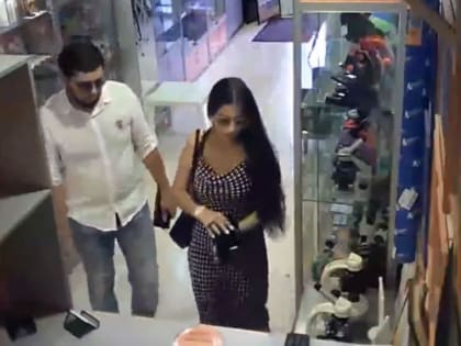 Отвлекли вопросами и поцелуем: камеры сняли, как мошенники «развели» продавца в Екатеринбурге