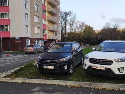 «Я паркуюсь как»: почтальон-автохам и наглый таксист на тротуаре