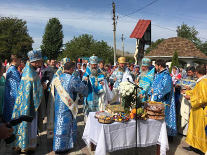 Митрополит Кирилл , епископ Маркелл и епископ Евгений совершили литургию в Успенском храме села Струзовка в Молдове