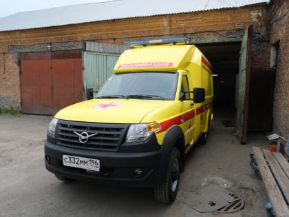 «Скорая» в Ревде получила новую машину. Это УАЗ-реанимобиль: в нем можно спасать тяжелых пациентов прямо на ходу