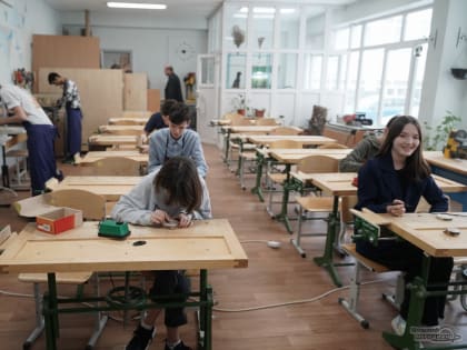 Учителям и медикам Свердловской области повысят зарплату с октября